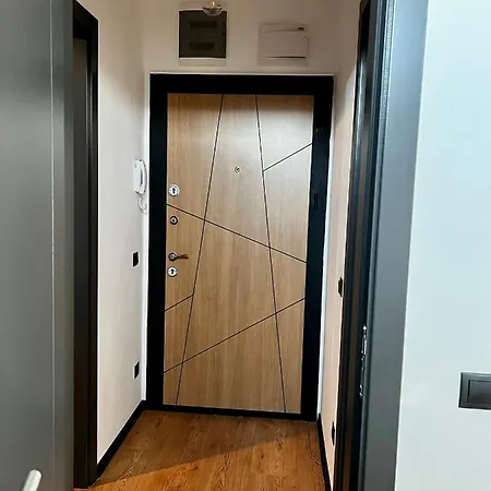Art Near Paradise Mall & Metro Station Apartment *