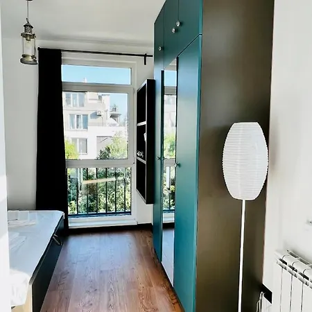 Art Near Paradise Mall & Metro Station Apartment *