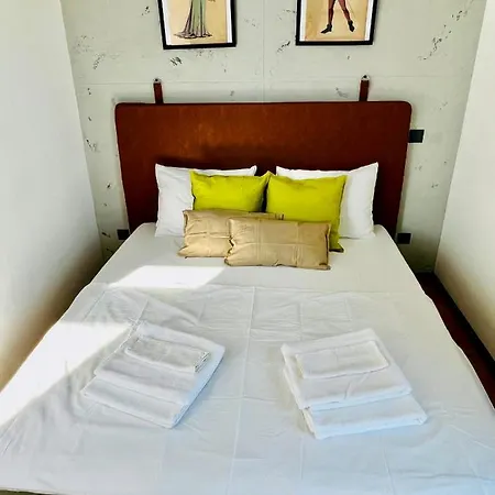 Apartment Art Near Paradise Mall & Metro Station *
